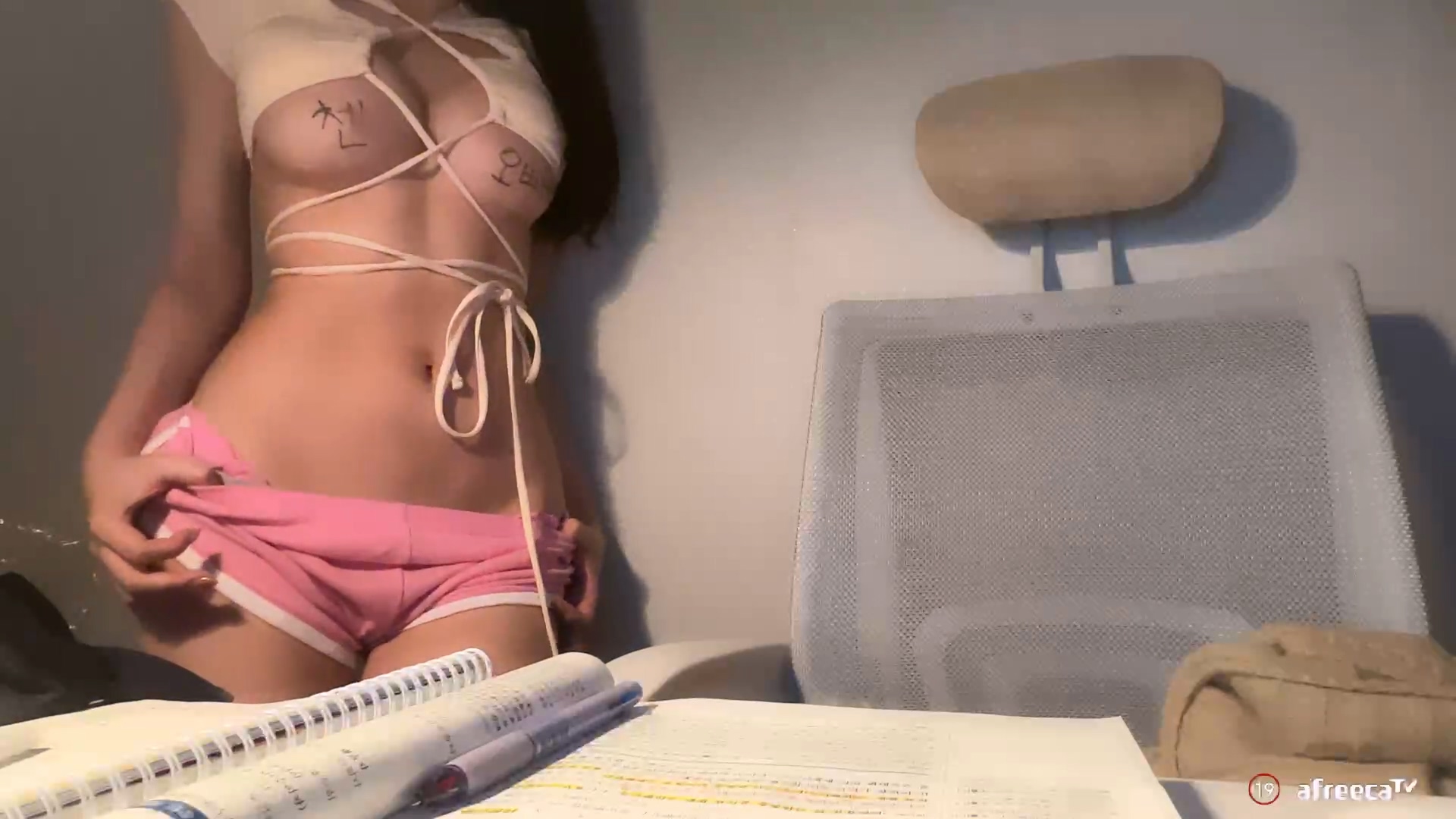 BJ헤으응으으 도끼자국 적나라한 돌핀에 꼭지만 겨우가린 옷입고 유륜노출 20231206.m.jpg