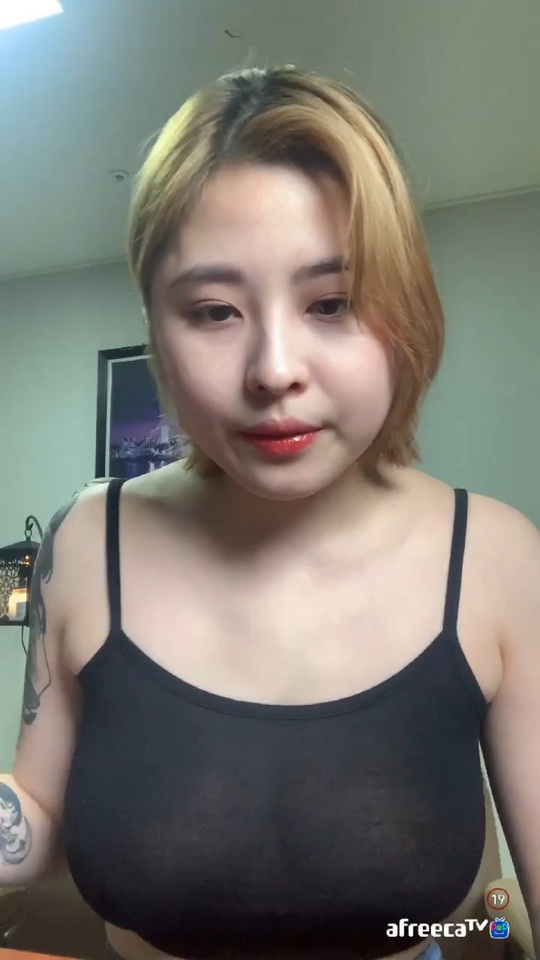 약후 유두패치 비치는 검정색 나시티 처자